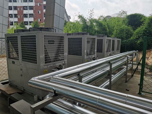 贵州医科大学采用了小黄片网址空气源热泵